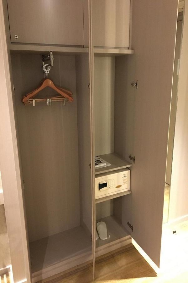 Standard Queen Room Bath Shower Combination,1147199821:JPEG